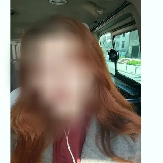Manuela, 27