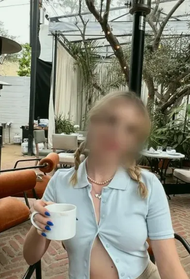 Vivien, 27