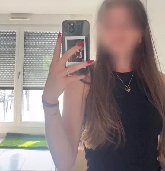 Vivien, 27